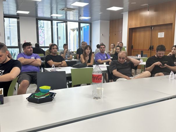 Los asistentes atentos a la presentación